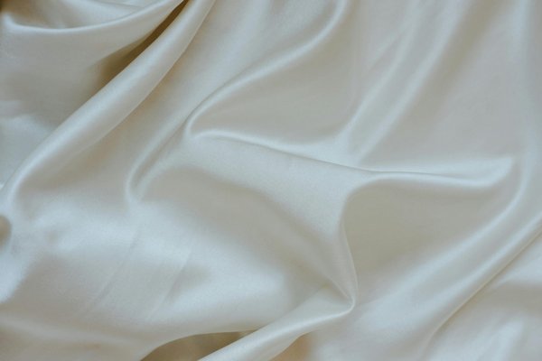 Découvrez comment les draps en soie favorisent un sommeil de qualité